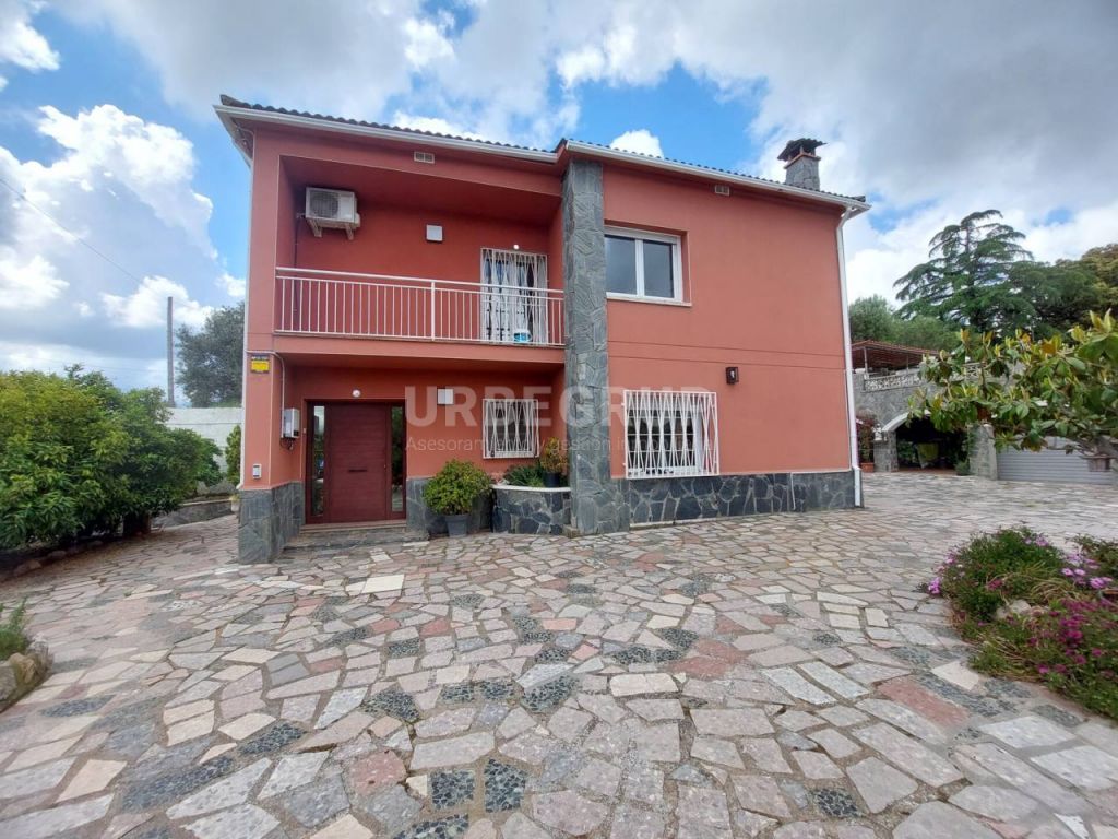 GRAN TORRE EN ABRERA CON 4 HABITACIONES Y GRAN PISCINA