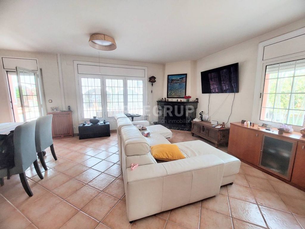 GRAN TORRE EN ABRERA CON 4 HABITACIONES Y GRAN PISCINA