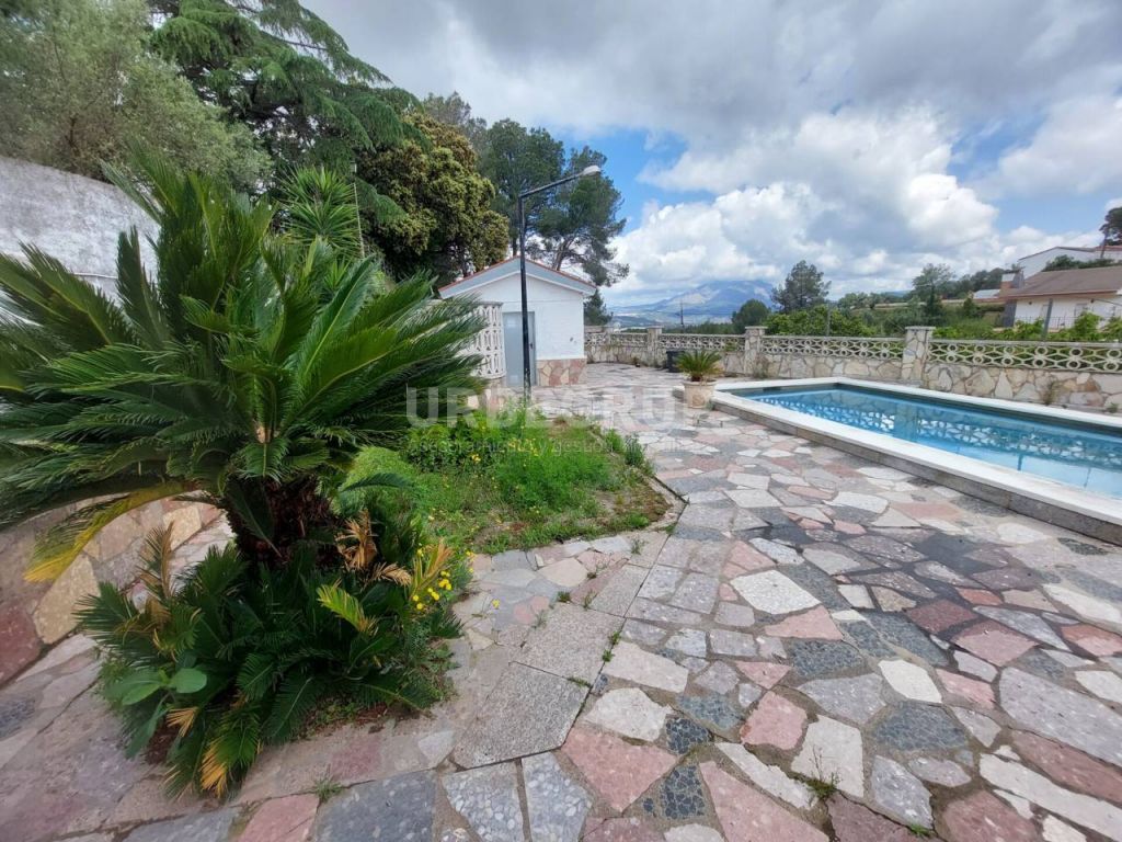 GRAN TORRE EN ABRERA CON 4 HABITACIONES Y GRAN PISCINA