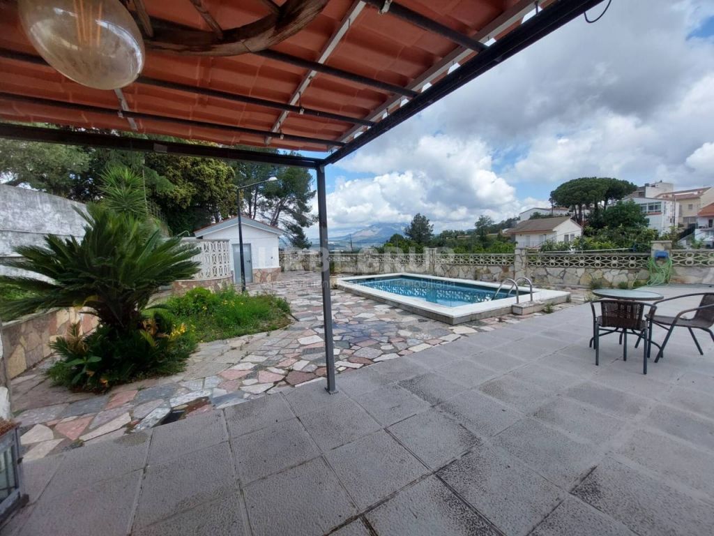 GRAN TORRE EN ABRERA CON 4 HABITACIONES Y GRAN PISCINA