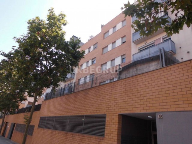 PISO DE 3 HABITACIONES CON PARKING EN LA AVDA. MADRID DE TERRASSA