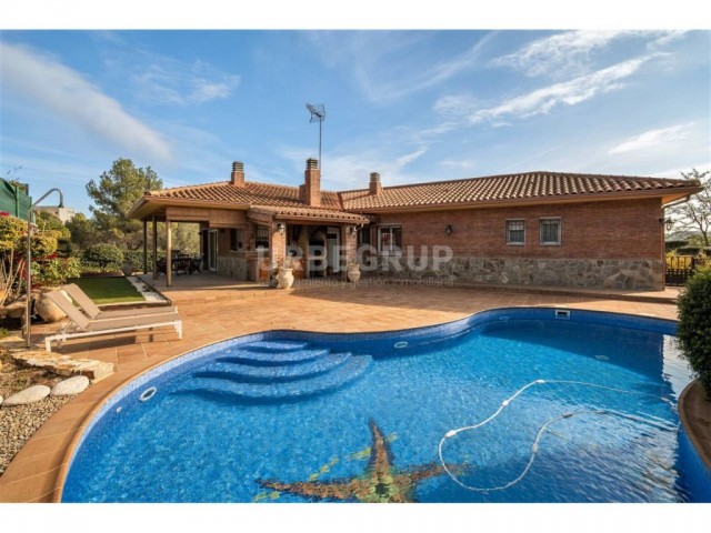 FANTASTICA CASA EN EL POBLE DE VILADECAVALLS 