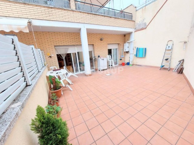 ESPACIOSO PISO EN CAN PALET CON  TERRAZA,JUNTO PARQUE VALLPARADIS.IMPECABLE