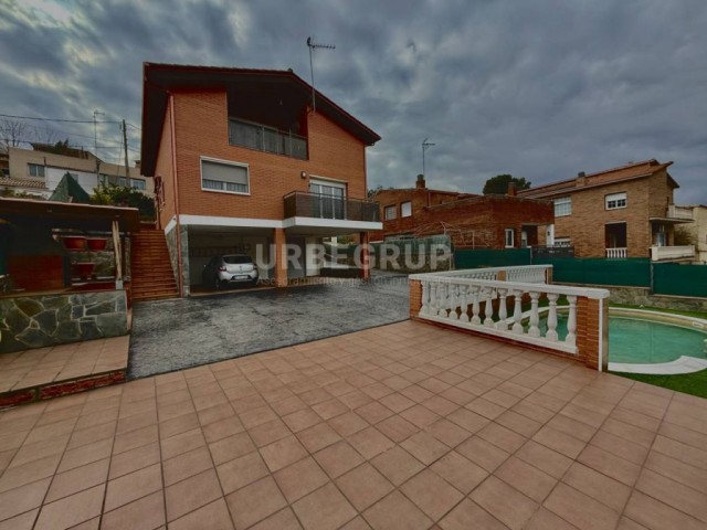  CASA SEMINUEVA EN CAN PALET DE  VISTA ALEGRE CON  4 HABITACIONES,GRAN GARAJE Y PISCINA