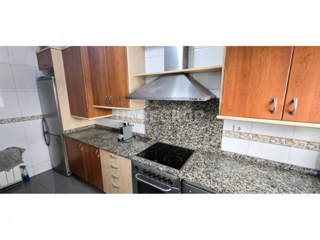 PISO EN PLANTA BAJA EN ZONA ESCUELAS, 3 HABITACIONES CON PARKING INCLUIDO.