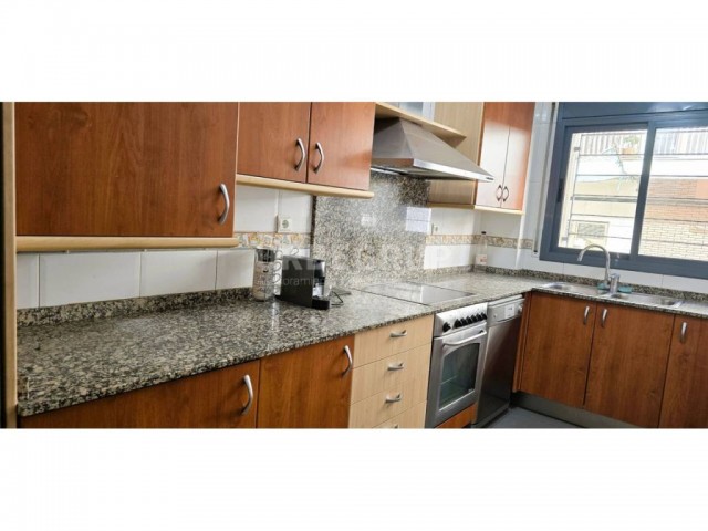 PLANTA BAJA EN ZONA ESCUELAS, 3 HABITACIONES Y PARKING INCLUIDO.