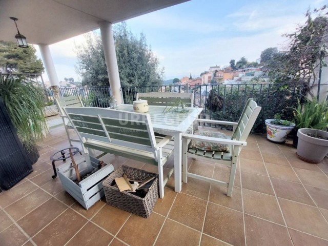 CASA EN CASTELLNOU REFORMADA , 5 HABITACIONES, IMPECABLE ESTADO. MUY ESPACIOSA