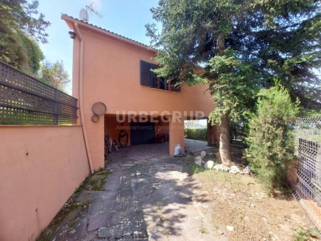 TORRE A VACARISSES POBLE, TOTA EN PLANTA, MOLT ACOLLIDORA