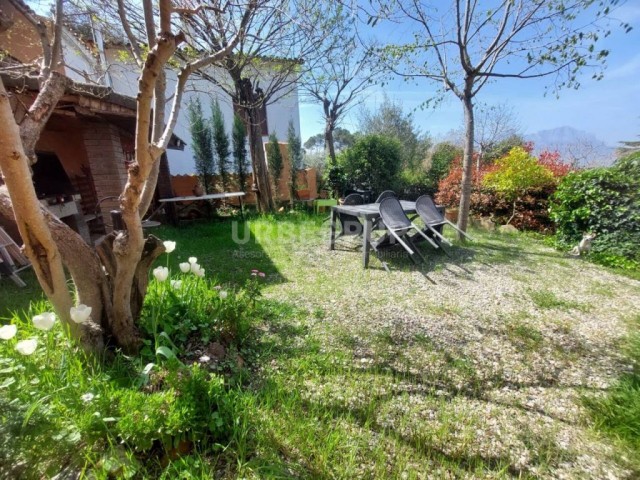 TORRE A VACARISSES POBLE, TOTA EN PLANTA, MOLT ACOLLIDORA