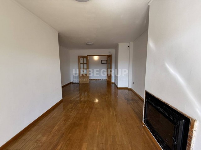 PISO EN CAN AURELL ,JUNTO PARQUE SANT JORDI, 4 HABITACIONES Y PARKING INCLUIDO
