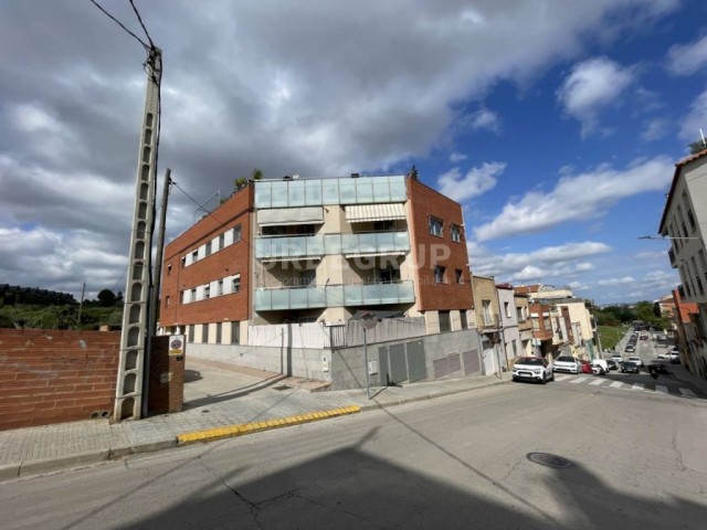 PLANTA BAJA DE 3 HABITACIONES CON MUEBLES Y PLAZA DE PARKING EN EL ROC BLANC