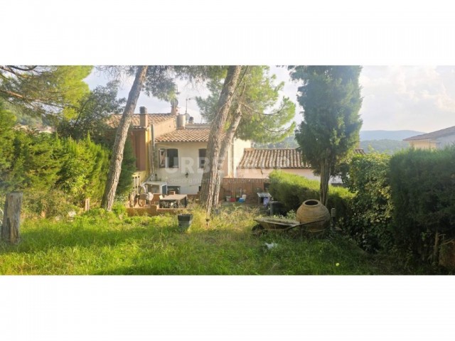 CASA A VACARISSES POBLE, REFORMAT I AMB GRAN PATI ARBRAT. 