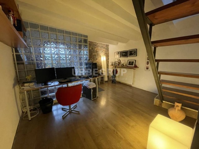 CASA REFORMADA EN EL PUEBLO DE VACARISSES , 4 HABITACIONES,  PATIO TIPO TERRENO MUY AMPLIO Y ARBOLADOY  ESTUDIO. 