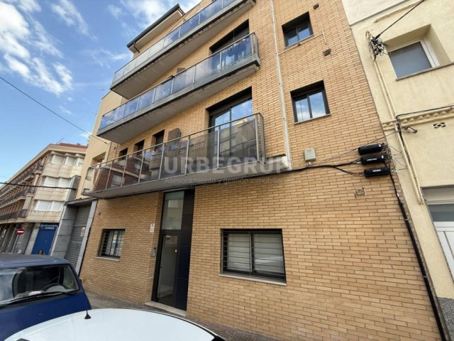 DUPLEX DE 2 HABITACIONES CON PARKING Y TRASTERO SITUADO EN CEMENTIRI VELL