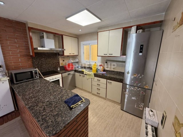 DUPLEX DE 3 HABITACIONES AMUEBLADO Y CON PLAZA DE PARKING EN CA N