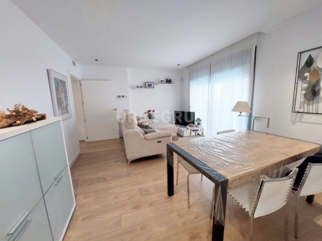 PISO SEMINUEVO JUNTO A RAMBLA, 3 HABITACIONES Y PK  OPCIONAL.. MUY ACTUAL