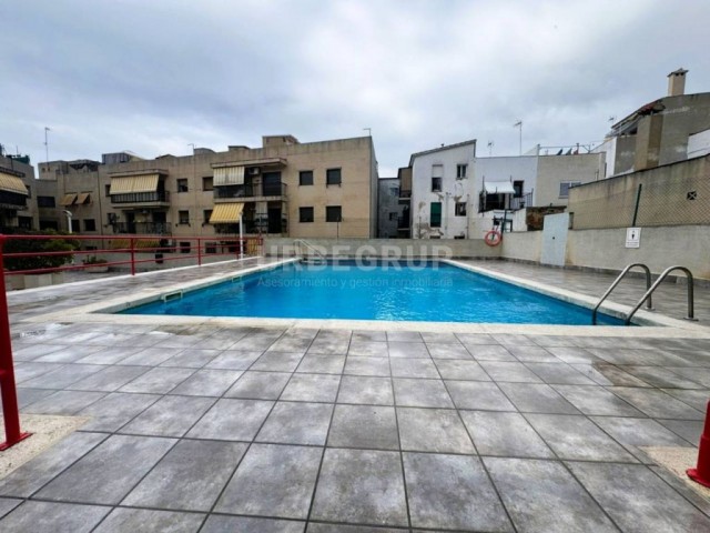 APARTAMENTO EN TORREDEMBARRA CON PISCINA Y PARKING INCLUIDO