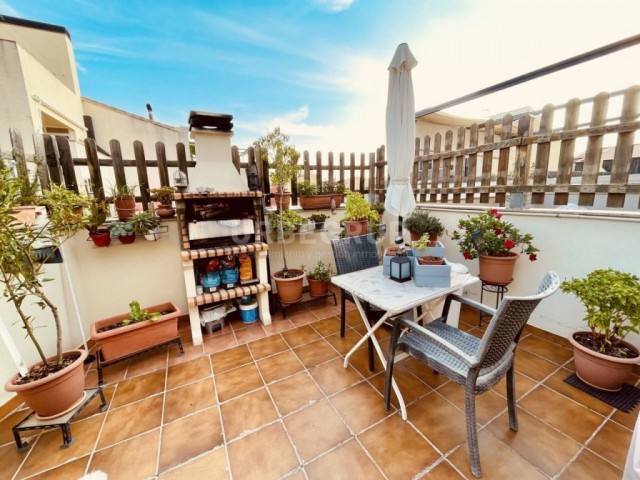  CAN AURELL PISO DE 3 HABITACIONES , ACTUALMENTE DE 2 DORMITORIOS  CON TERRAZA DE 45m² A PIE DE COMEDOR. 