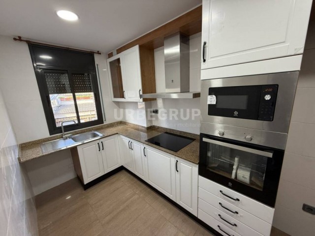 MAGNIFICO DUPLEX DE 3 HABITACIONES MAS ESTUDIO CON PARKING Y TRASTERO EN PERE PARRES