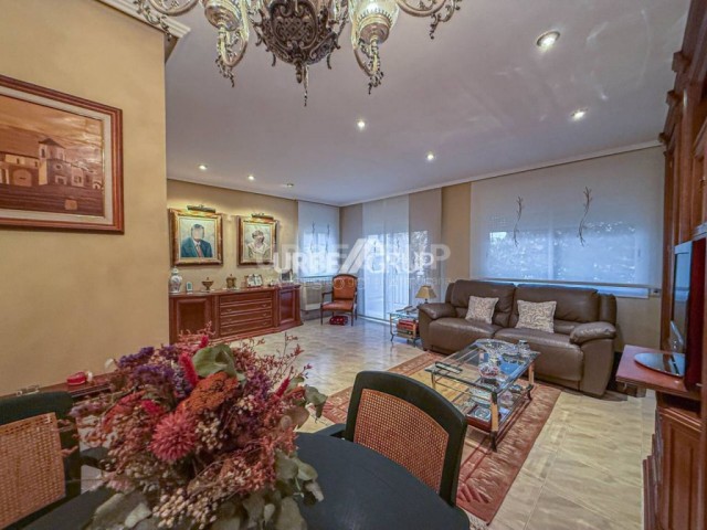 Casa unifamiliar esquinera en la mejor zona residencial de Martorell