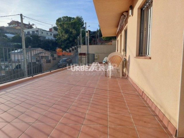 TORRE EN CAN SOLA DE RUBI, 4 HABITACIONES,GRAN  ESTUDIO Y GARAJE 