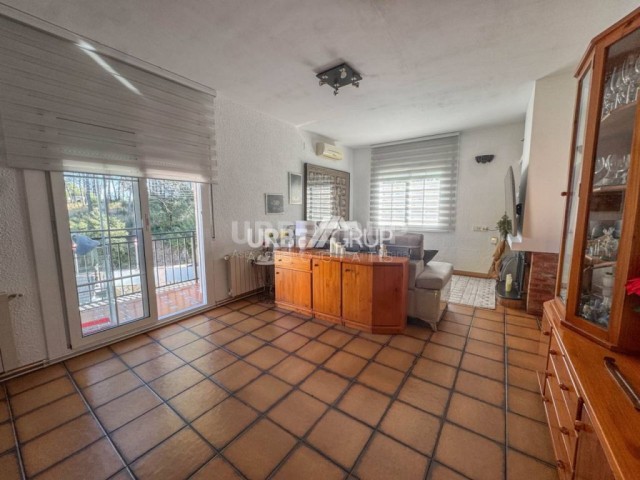 Espectacular casa y jardi com piscina. Con distribucion ideal para dos familas