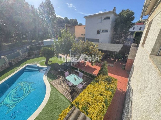 Espectacular casa y jardi com piscina. Con distribucion ideal para dos familas