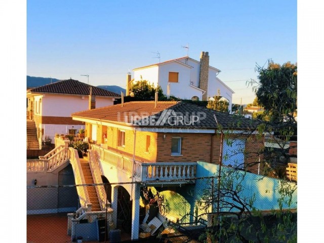 CHALET EN ABRERA  CON VISTAS DESPEJADAS A LA MONTAÑA