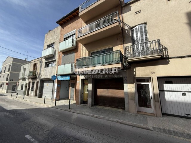 LOCAL COMERCIAL CON PUERTA DE PARKING AUTOMATICA DE 80m² EN CA N