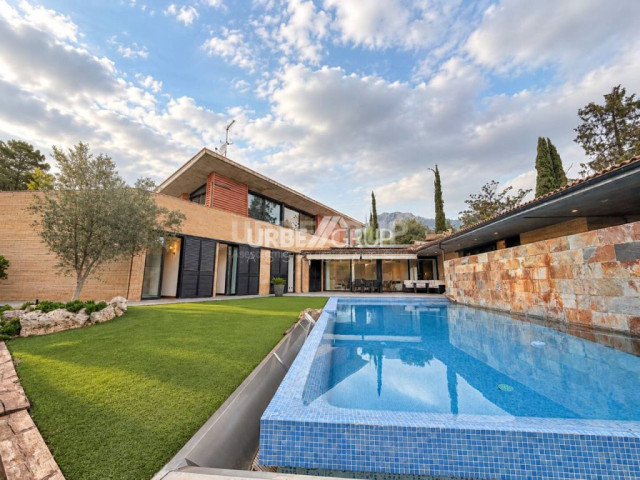 CASA DE DISEÑO DE 6 HABITACIONES Y CUATRO BAÑOS CON PISCINA EN MATADEPERA
