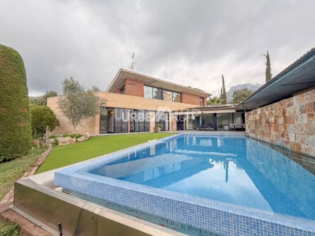 CASA DE DISEÑO DE 6 HABITACIONES Y CUATRO BAÑOS CON PISCINA EN MATADEPERA