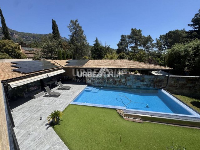 CASA DE DISEÑO DE 6 HABITACIONES Y CUATRO BAÑOS CON PISCINA EN MATADEPERA