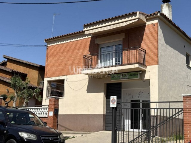 TORRE EN CAN PARELLADA.VIVIENDA CON UN LOCAL ALQUILADO