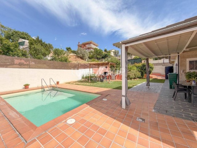 Impresionante Casa con magnifica ZONA EXTERIOR con PISCINA en Castellbisbal