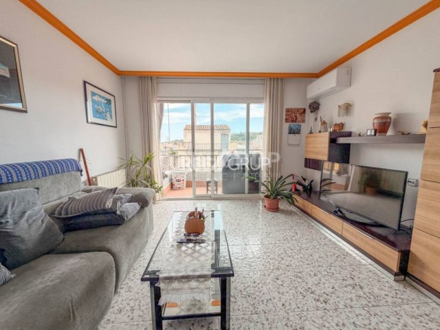 PISO DE 92m² CON 3 HABITACIONES, COMPLETAMENTE REFORMADO AMPLIO BALCÓN Y GALERÍA.