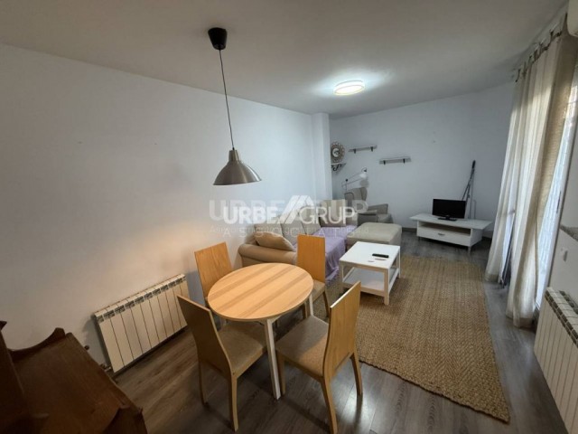 PLANTA BAJA DE 3 HABITACIONES CON MUEBLES, TERRAZA Y PLAZA DE PARKING EN EL ROC BLANC
