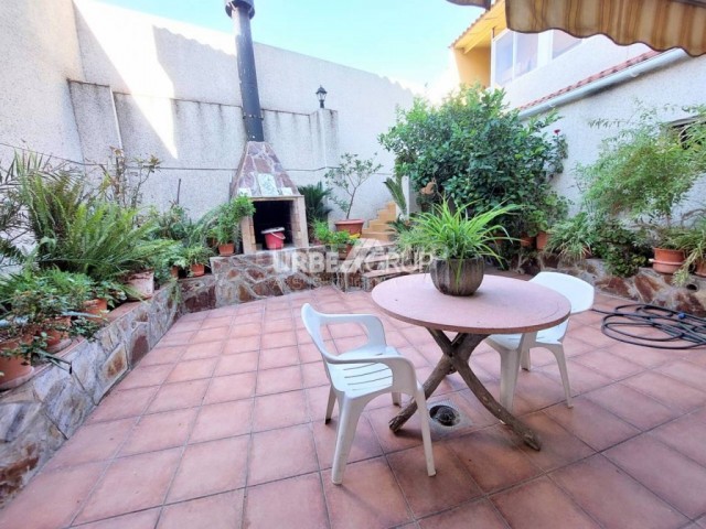 GRAN CASA AL ROC BLANC DE TERRASSA CON 5 HABITACIONES, PARA UNA GRAN FAMILIA
