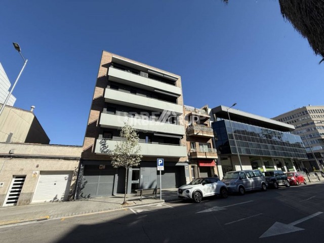 MAGNIFICO DUPLEX SEMINUEVO DE 2 HABITACIONES CON TERRAZA Y PARKING EN ABAT MARCET DE TERRASSA
